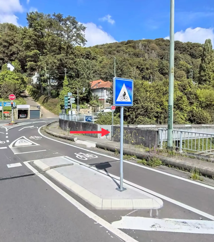 Flèche rouge montrant la rampe se trouvant sur le pont proche du feu tricolore