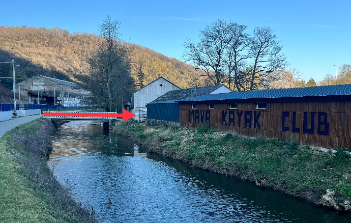 Le club se trouve sur la droite, il faudra passer le petit pont