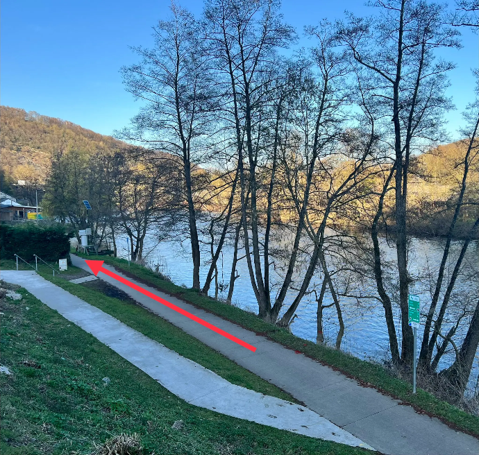 Fléchage indiquant qu'il faut tourner à gauche en sortant de la rampe venant du pont